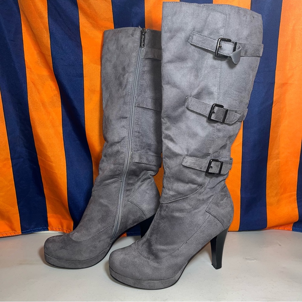 2 Lips Too Women's Too Vampy heel Boot size 9 gray color faux suede side zip - Picture 3 of 7